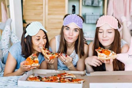 5 идей для девичника, или быстрая доставка пиццы накормит всех